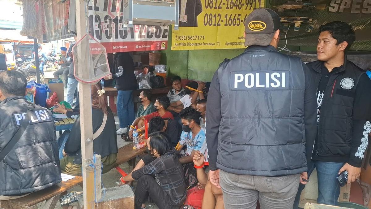 Kepolisian menggerebek kampung narkoba di surabaya. (merdeka.com/erwin yohanes).
