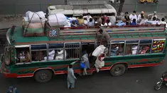 Warga menaiki bus saat mereka melakukan perjalanan ke kampung halaman mereka menjelang perayaan Idul Fitri di Lahore (7/5/2021). Lebaran Idul Fitri jatuh pada 13 Mei 2021. (AFP Photo/Arif Ali)