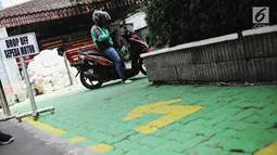 Pengemudi ojek online menunggu penumpang di tempat drop off yang disediakan di Balai Kota DKI Jakarta, Selasa (31/7). Pemprov DKI menginstruksikan adanya tempat pemberhentian khusus bagi ojek online di kantor-kantor Pemprov DKI. (Liputan.com/FaizalFanani)