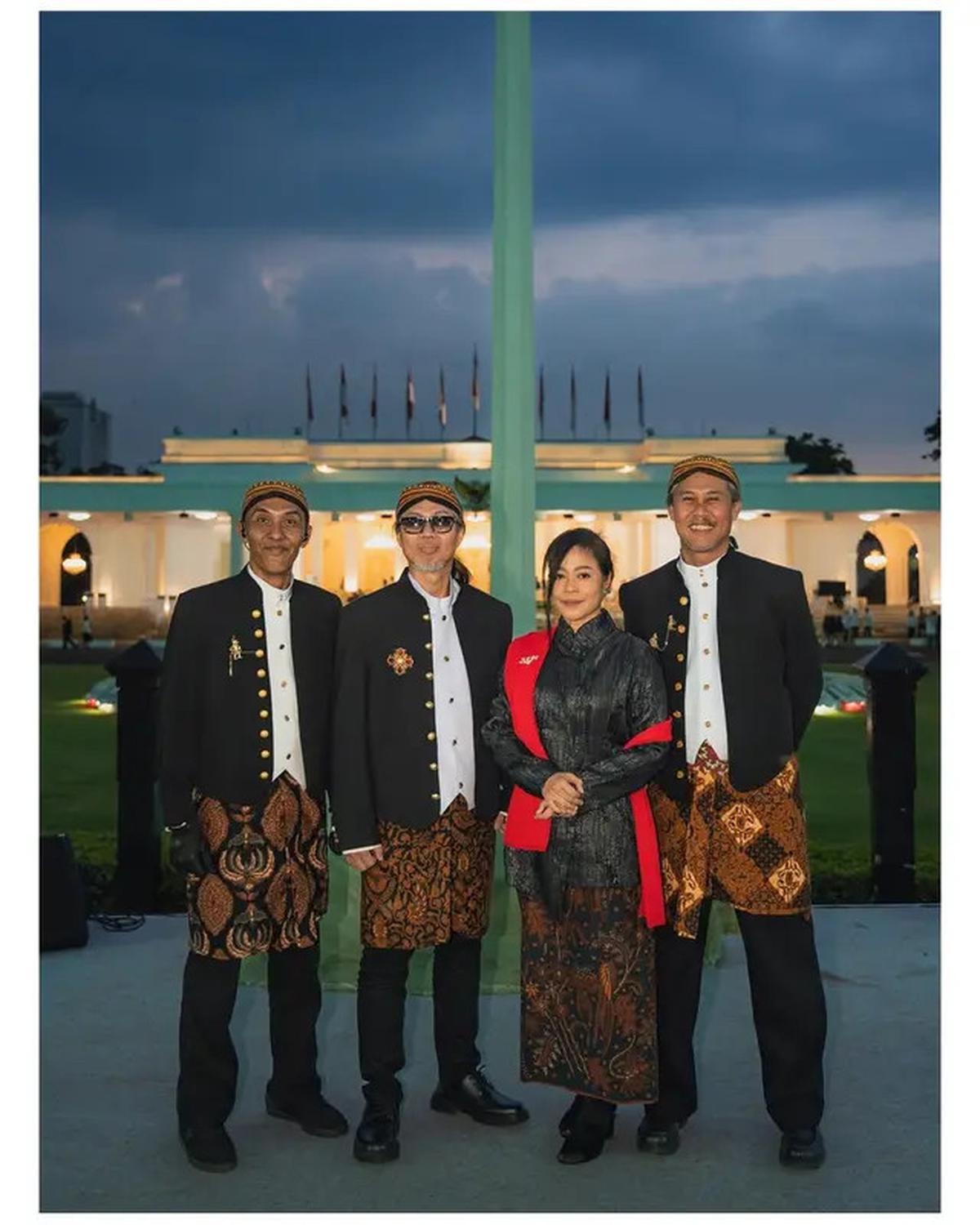 5 Potret Artis di Upacara Penurunan Bendera HUT ke-80 RI di Istana Merdeka
