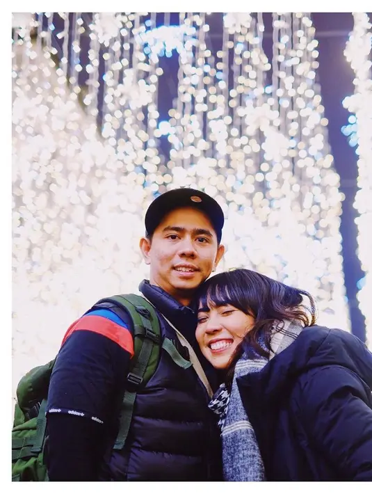 Penampilan baru dengan hijab sempat membuat suaminya kaget bercampur senang dan bersyukur. Meski sejak awal bintang Extravaganza ABG itu telah mengutarakan keinginannya namun belum terlaksana. (instagram/fitrop)