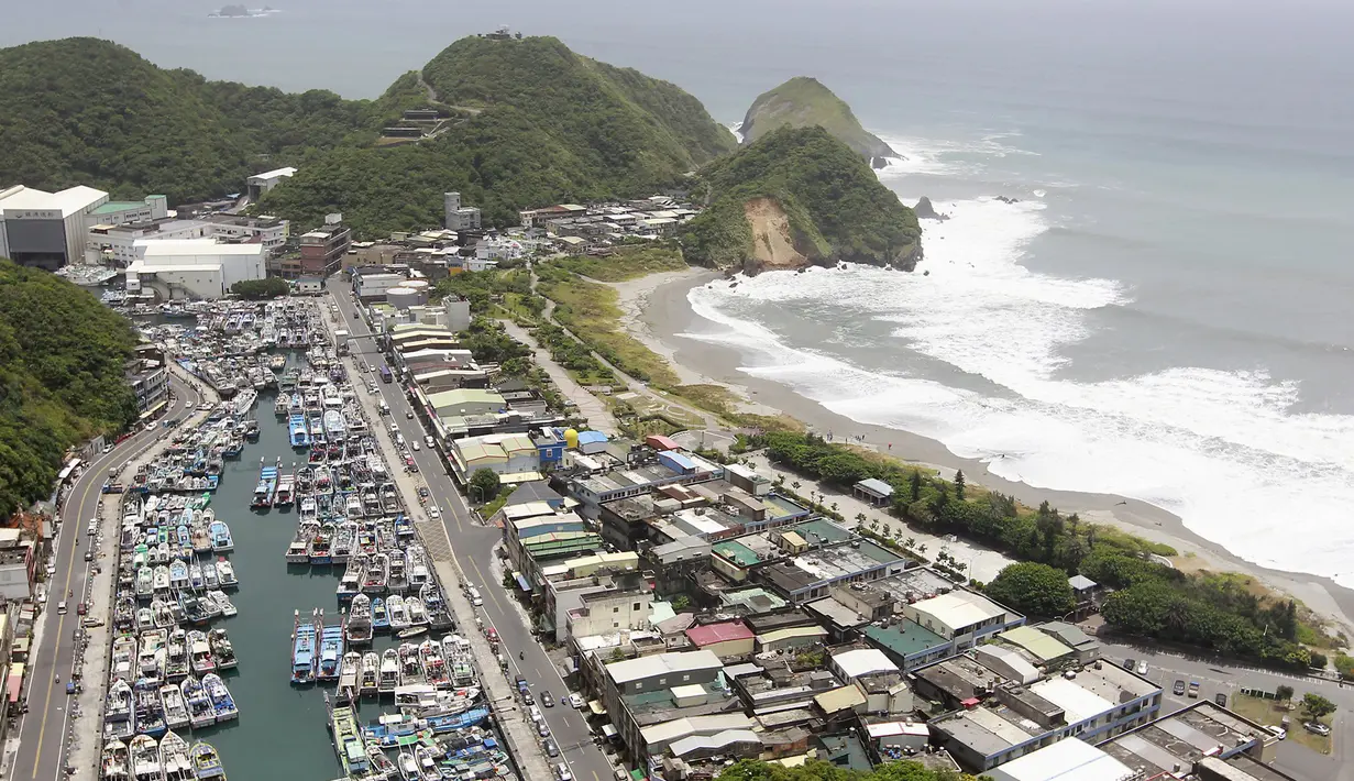 Ratusan perahu nelayan bersandar di pelabuhan akibat badai Topan Chan-hom yang mendekati wilayah pesisir timur laut Nanfangao di Ilan County, Taiwan Utara, (9/7/2015). Akibat Topan Chan-hom para nelayan berhenti melaut sementara. (REUTERS/Pichi Chuang)