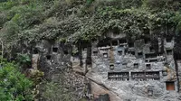 Kubur Batu Lemo di Tana Toraja, Sulawesi Selatan. foto: Korlena