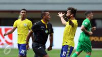 Bek Persegres Gresik United, Jeki Arisandi melakukan protes ke wasit saat laga melawan Bhayangkara FC pada lanjutan Liga 1 di Stadion Patriot Candrabhaga, Bekasi, Minggu (7/5). Bhayangkara FC unggul 2-1. (Liputan6.com/Helmi Fithriansyah)