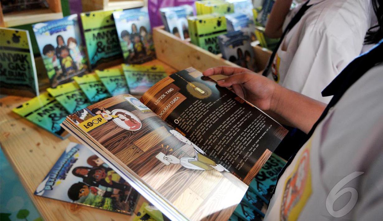 Selain itu sosialisasi juga dilakukan dengan membagi gratis komik Petualangan Energi, buku Mozaik Minyak dan Gas Bumi, Jakarta,  Selasa (3/6/2014) (Liputan6.com/Johan Tallo)