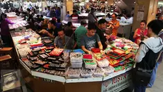 Suasana perdagangan batu akik di salah satu pasar di Jakarta, Senin (14/9/2015). Pamor batu akik yang dulu melambung kini mulai meredup. Sejumlah pedagang mengaku penjualan mereka turun drastis. (Liputan6.com/Angga Yuniar)