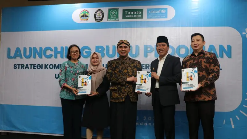 Kiri ke Kanan: Spesialis Gizi UNICEF Indonesia Sri Sukotjo, Ketua PW Fatayat NU Jateng Tazkiyatul Muthmainnah, Wakil Gubernur Jawa Tengah Taj Yasin Maimoen, Rektor Universitas Diponegoro Prof. Dr. Yos Johan Utama, S.H., M.Hum, Head of ECED Tanoto Foundati