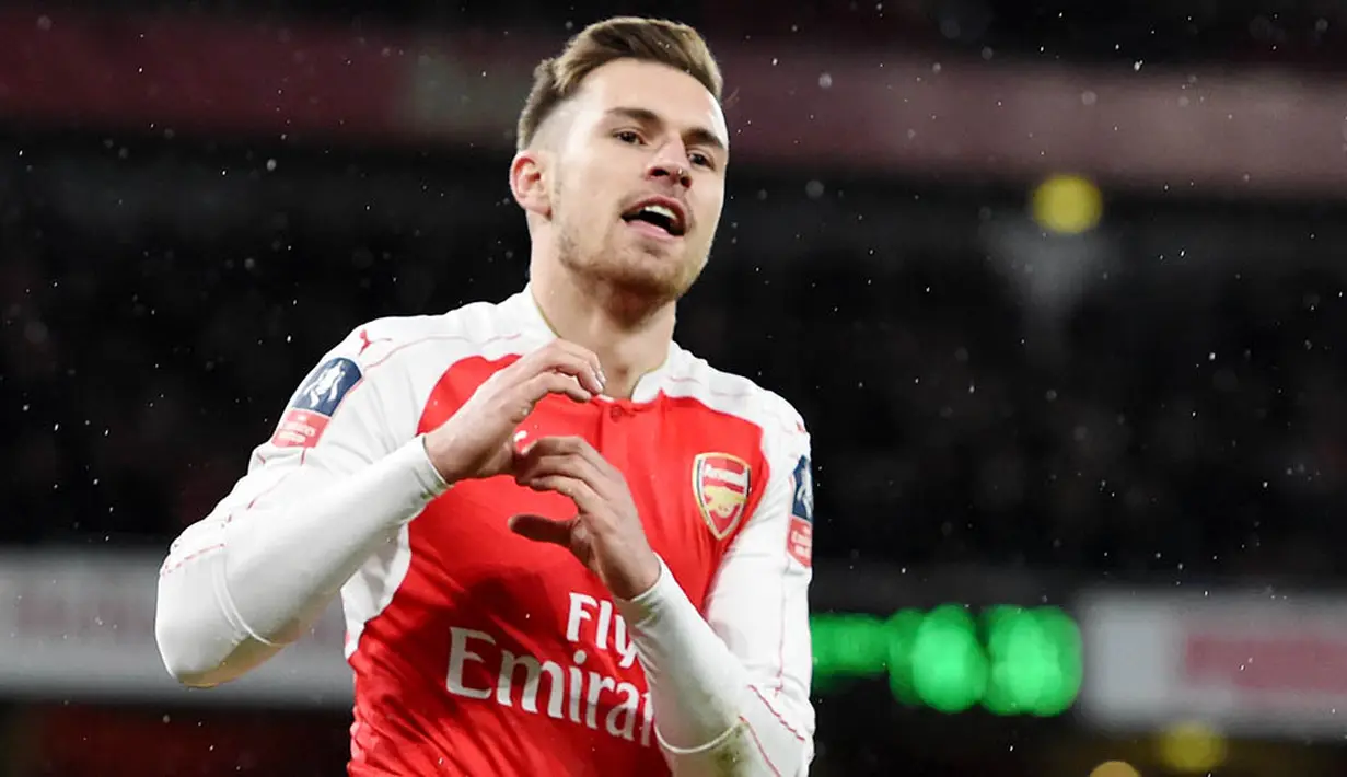 Gelandang - Aaron Ramsey (Arsenal), jika dibandingkan dengan Michael Carrick, pemuda berusia 25 tahun ini penampilannya lebih baik sejauh berjalannya musim ini. (EPA/Facundo Arrizabalaga)