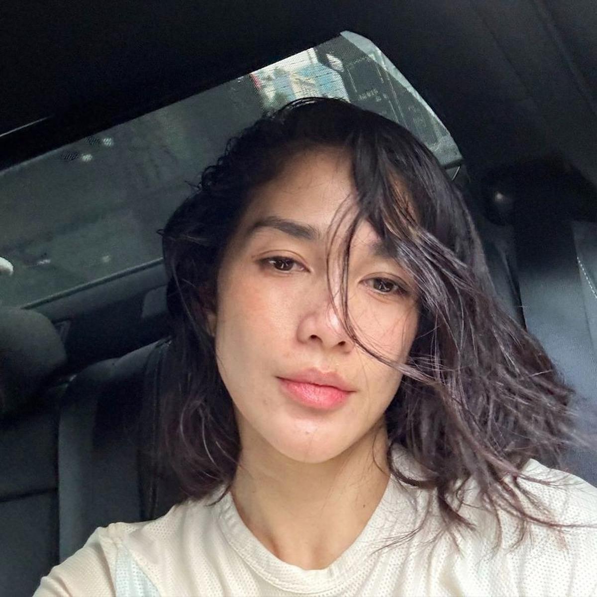 Meskipun berpose dengan rambut lepek dan pipi yang kemerahan seperti kepiting rebus, penampilannya tetap memancarkan pesona yang menawan.<br>