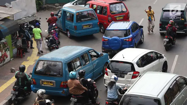 Angkot Ngetem Sembarangan Memperparah Kemacetan di Lenteng Agung