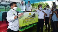 Menteri Pertanian Syahrul Yasin Limpo (Mentan SYL) menyerahkan bantuan benih pisang, bibit ternak dan alsintan untuk Petani di Jeneponto.