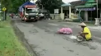 Kakek Penambal Jalan