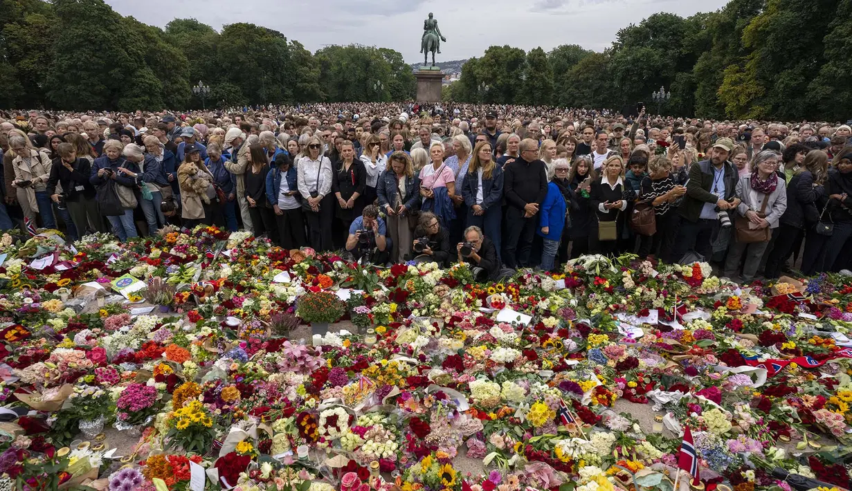 Warga berkumpul di lokasi penghormatan sementara yang dipenuhi bunga untuk memberikan penghormatan kepada Raja Harald V dari Norwegia yang telah wafat, di alun-alun Istana Kerajaan di Oslo, Norwegia, Jumat, 28 Agustus 2026. (AFP/ NTB/ Cornelius Poppe)
