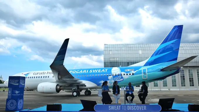 Pesawat dengan livery POCARI SWEAT