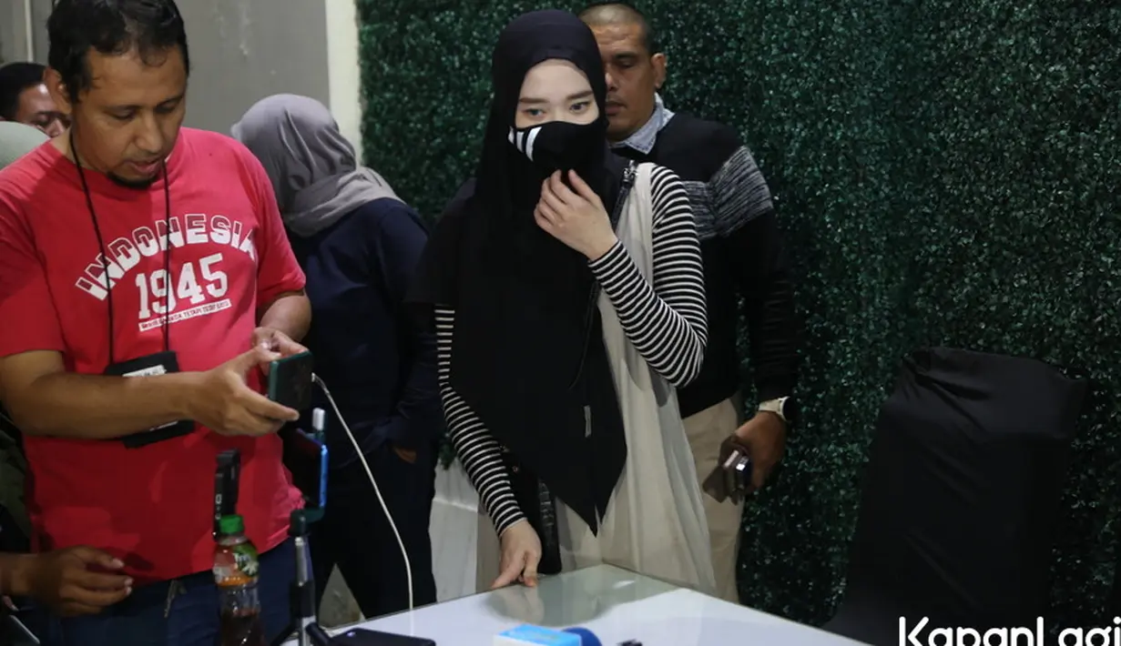 Inara dan Virgoun sudah tak satu rumah lagi sejaka 23 April lalu. Setelah sang suami melayangkan gugatan cerai, perempuan yang juga disebut sebagai selingkuhan suaminya melaporkannya ke polisi. [Foto: Budy Santoso/KapanLagi.com]