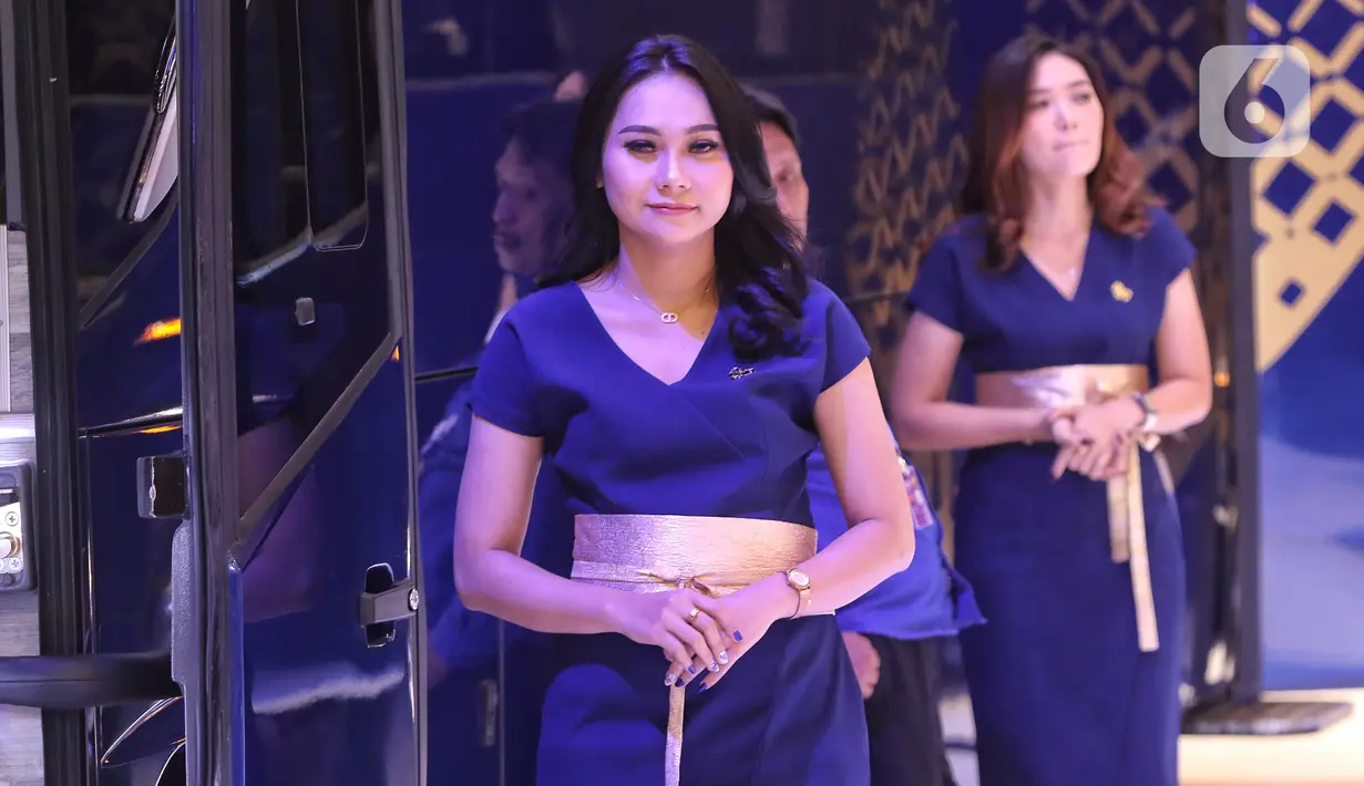 Gadis-gadis ini selalu berdiri di samping produk yang diwakilinya, ribuan mata dan lensa kamera pun kerap memandang mereka. (Liputan6.com/Angga Yuniar)
