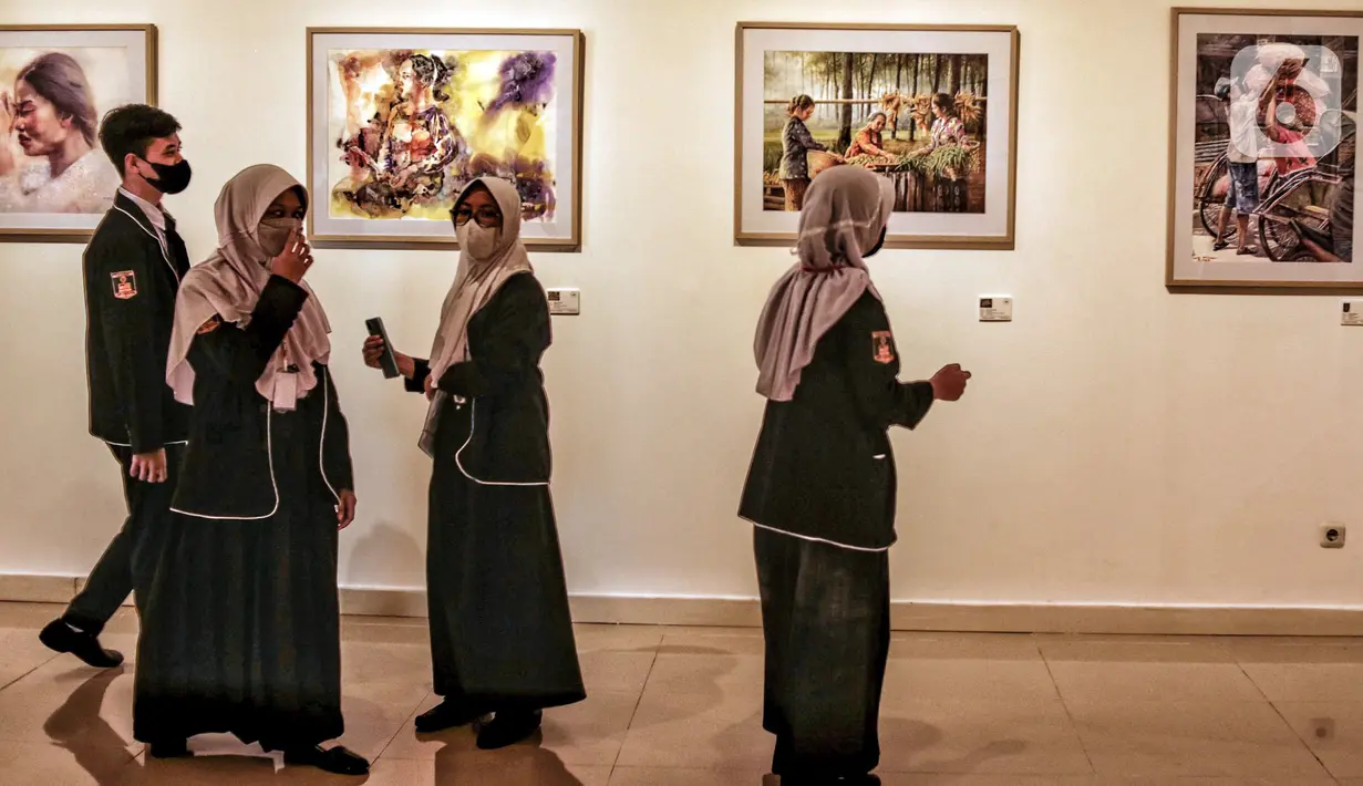 Para pengunjung mengamati karya yang ditampilkan dalam pameran International Watercolor 2022 "Wonderful Indonesia" di Gedung B Galeri Nasional Indonesia, Jakarta Pusat, Kamis (24/11/2022). Pameran ini bertujuan untuk memperkenalkan pesona Indonesia lewat karakter berbeda dan upaya untuk memasyarakatkan seni lukis cat air kepada khalayak. (merdeka.com/Iqbal S. Nugroho)