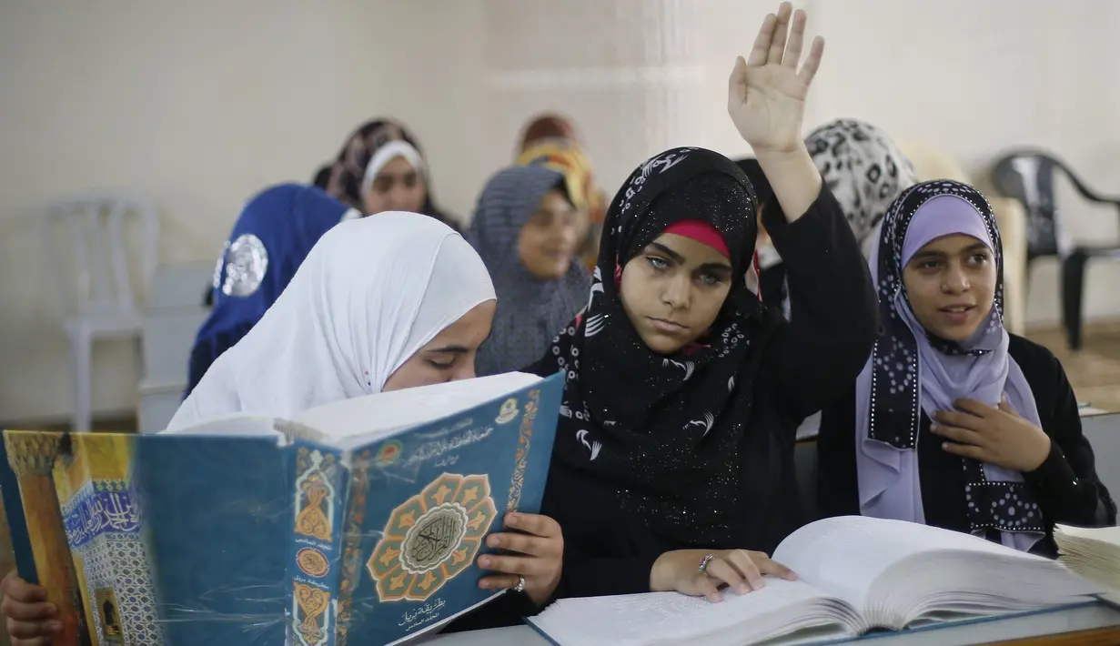Penyandang tunanetra belajar membaca Alquran versi braille di Gaza, Palestina, Kamis (18/6). Bulan Ramadan, warga Palestina, termasuk penyandang tunanetra mendapat pelajaran membaca dan menghafal Alquran secara gratis. (REUTERS/Suhaib Salem)