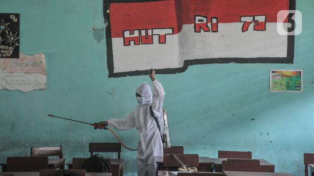 Penyemprotan Disinfektan Rutin di Sekolah saat PTM 100 Persen