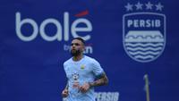 Rekrutan anyar Persib Bandung, Layvin Marc Kurzawa, mulai berlatih bersama rekan-rekan setimnya di lapangan pendamping Stadion GBLA, Kota Bandung, Rabu (28/1/2026). (Bola.com/Erwin Snaz)