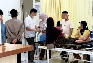 Saat ditemukan keluarga, ketiganya dalam kondisi muntah-muntah.