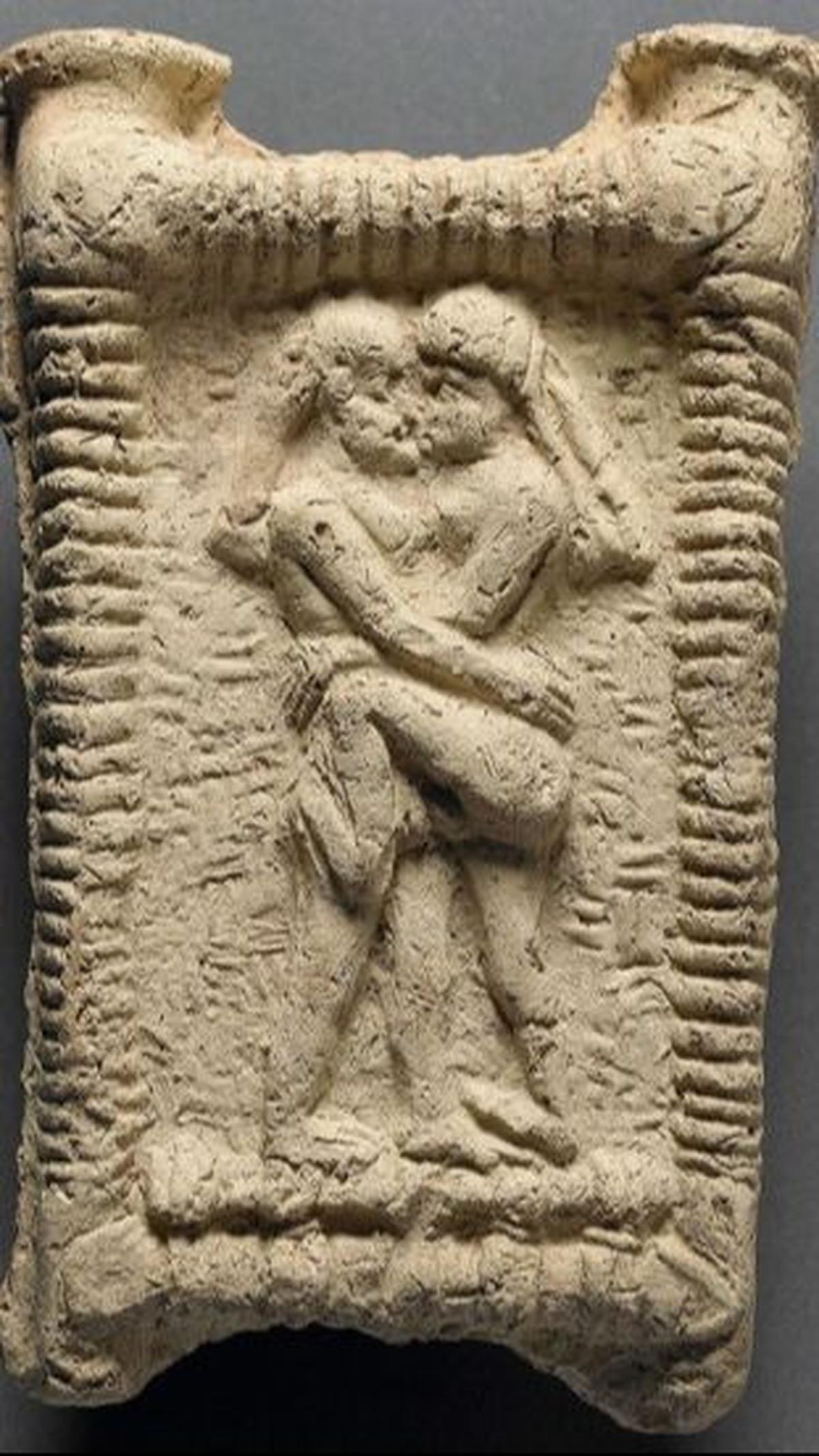Namun, beberapa teks Mesopotamia dengan jelas menggambarkan kebiasaan ini secara romantis&mdash;terutama untuk pasangan yang sudah menikah.