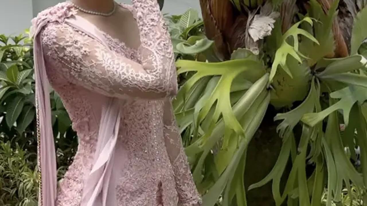 Kali ini Almira Tunggadewi kenakan Chanel Chain Top Handle Flap Satchel dengan nuansa warna yang senada dengan kebayanya. [Foto: Instagram/ Annisa Yudhoyono]