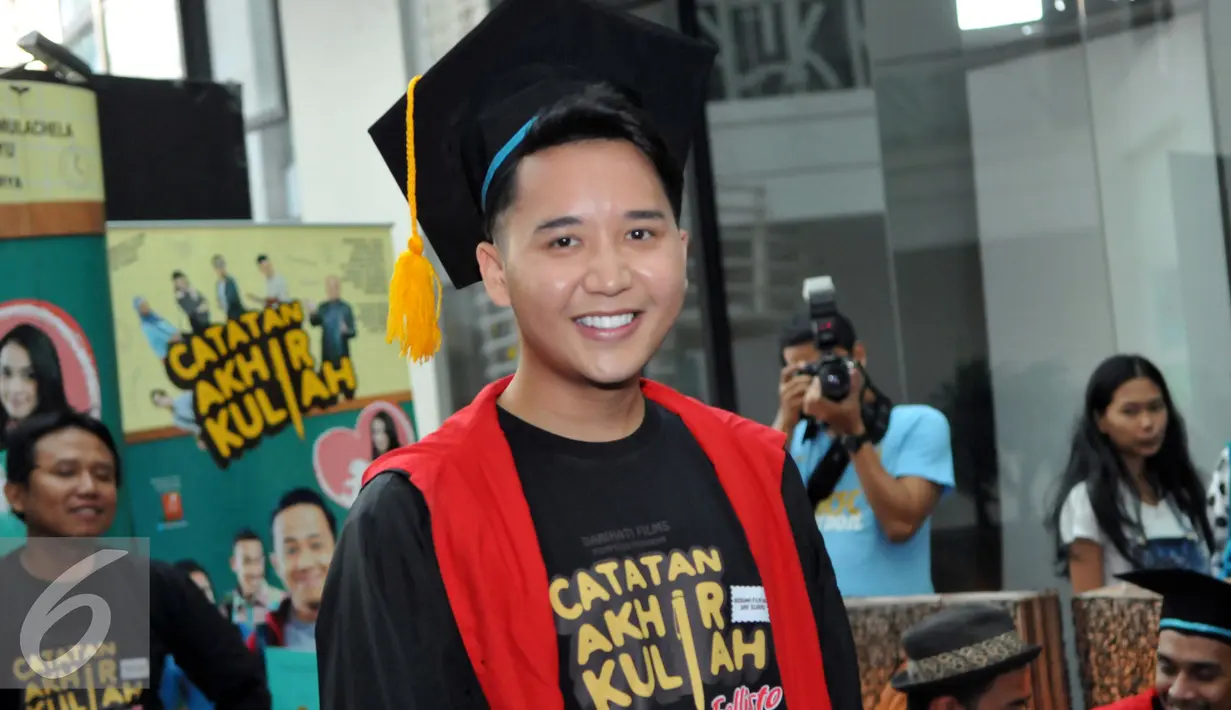 Rangga Smash ditemui saat press screenning film Catatan Akhir Kuliah di Epicentrum XXI, Senin (27/7/2015). Rangga tampak lucu saat mengenakan baju toga. (Liputan6.com/Panji Diksana)