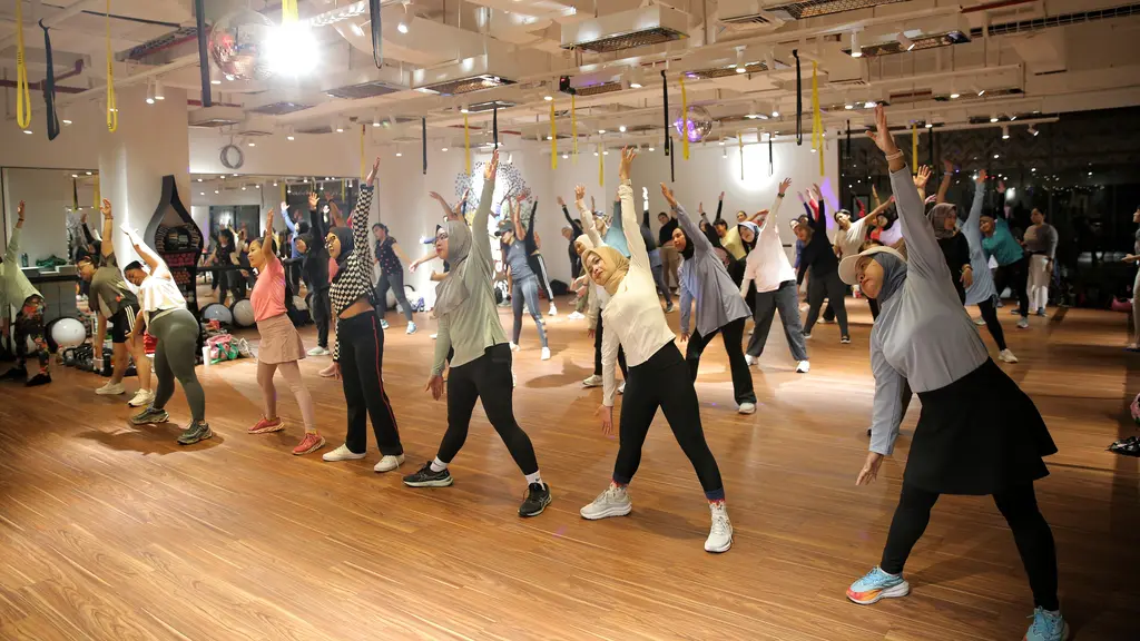 Zumba bersama dengan&nbsp;Fimelahood Fit and Fun./copyright Fimela/Adrian Putra