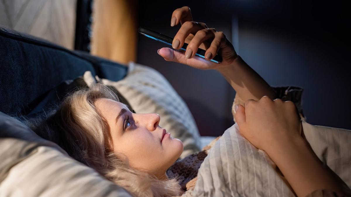 3 Zodiak yang Bisa Scrolling Handphone Hingga Dini Hari, Mereka Sangat Suka Begadang
