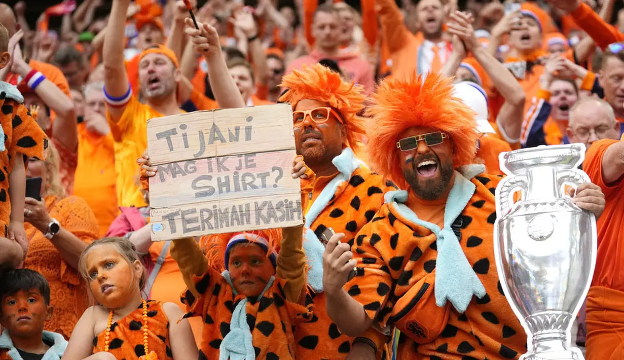 Suporter Timnas Belanda menunjukkan tulisan meminta jersey Tijjani Reijnders dan Terima kasih saat melawan Polandia pada laga Grup D Euro 2024 di Volksparkstadion, Minggu (16/06/2024). (AP Photo/Ebrahim Noroozi)