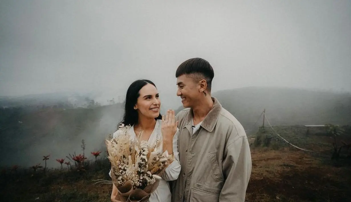 Rafael melamar Sabina sejak awal tahun 2022 lalu. Keduanya tampil serasi kenakan outfit warna netral. (Instagram/topoto.photography).