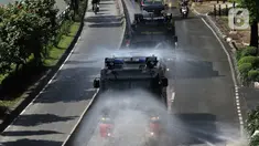 Mobil Water Cannon milik Polisi menyemprotkan Disinfektan di jalan Slipi, Jakarta, Selasa (31/3/2020). Meluasnya Covid-19 membuat petugas kepolisian Berinisiatif menyemprotkan Disinfektan menggunakan Water Cannon memutari jalan, Petamburan, Slipi Raya Jakarta Barat. (Liputan6.com/Johan Tallo)