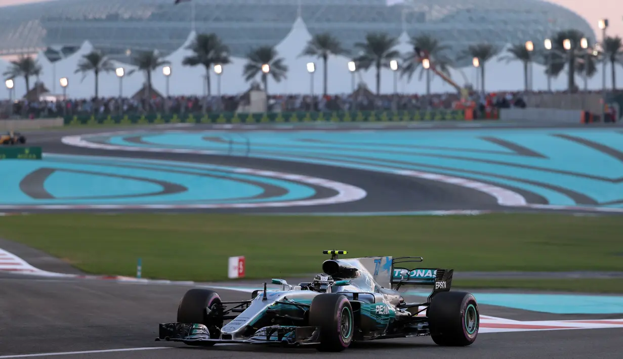 Pebalap Mercedes, Valtteri Bottas saat melaju pada lintasan balapan F1 Abu Dhabi di Yas Marina circuit , (26/11/2017). Bottas finis pertama. (AFP/Karim Sahib)