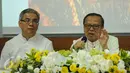 Uskup KAJ Mgr. Ignatius Suharyo (kanan) saat menyampaikan pesan Paskah 2017 di Wisma Katedral, Jakarta, Minggu (16/4). Keuskupan Agung Jakarta (KAJ) juga menyampaikan beberapa himbauan tentang Pilkada DKI Jakarta. (Liputan6.com/HelmiFithriansyah)