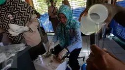Petugas mengambil sampel ikan untuk di uji laboratorium, di pasar Beringharjo, Yogyakarta, (7/6). Pada bulan bakti karantina dan mutu hasil perikanan, petugas melakukan pemeriksaan untuk menghindari beredarnya ikan berformalin. (Liputan6.com/Boy Harjanto)