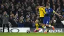 Gelandang Chelsea, Mateo Kovacic berusaha merebut bola dari pemain Borussia Dortmund, Giovanni Reyna selama pertandingan babak 16 besar Liga Champions di Stamford Bridge, London, Rabu (8/3/2023).Chelsea menang atas Dortmund dengan skor 2-0 dan melaju ke perempatfinal dengan agregat 2-1. (AP Photo/Alastair Grant)