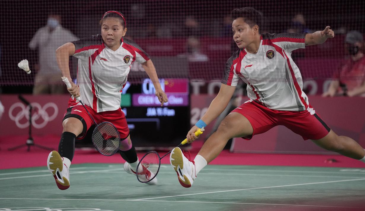 Pasangan Greysia Polii dan Apriyani Rahayu mampu memimpin di awal gim pertama. Permainan yang mereka tunjukkan kepada wakil china berhasil pertahankan keunggulan 11-8 hingga interval gim pertama. (Foto: AP/Dita Alangkara)