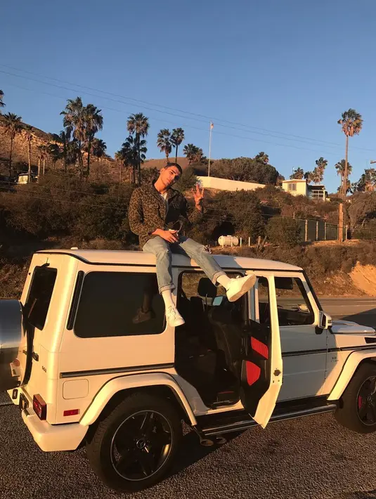 Awalnya pria tersebut mengatakan sesuatu dan kemudian Younes langsung memukulnya berkali-kali. (instagram/younesbendjima)