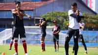 Kiper anyar PSM pinjaman dari Persib, Imam Arief Fadillah (kanan). (Bola.com/Abdi Satria)