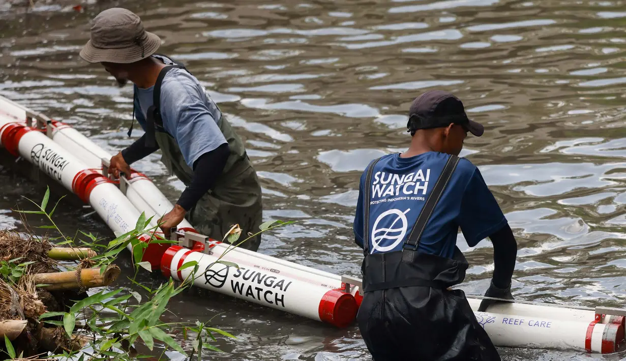 Komunitas Sungai Watch juga mengedukasi masyarakat untuk ikut serta dalam mengawasi dan menjaga kebersihan sungai. (David GANNON/AFP)
