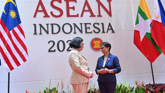 Menlu RI Retno Marsudi dan Menlu Timor Leste Adaljiza Magno.