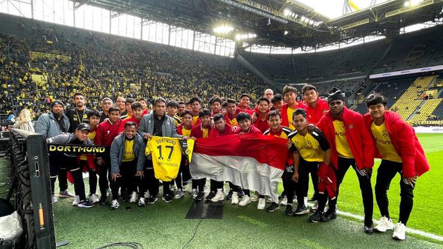 Timnas Indonesia U-17 di menonton Borussia Dortmund di Signal Iduna Park.