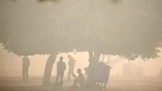 Polisi berjaga di sebuah taman umum diselimuti kabut polusi setelah perayaan Diwali di New Delhi, India (31/10). Kabut asap tebal yang menyelimuti Kota New Delhi mengancam kesehatan para warga setempat. (Reuters/Cathal McNaughton)