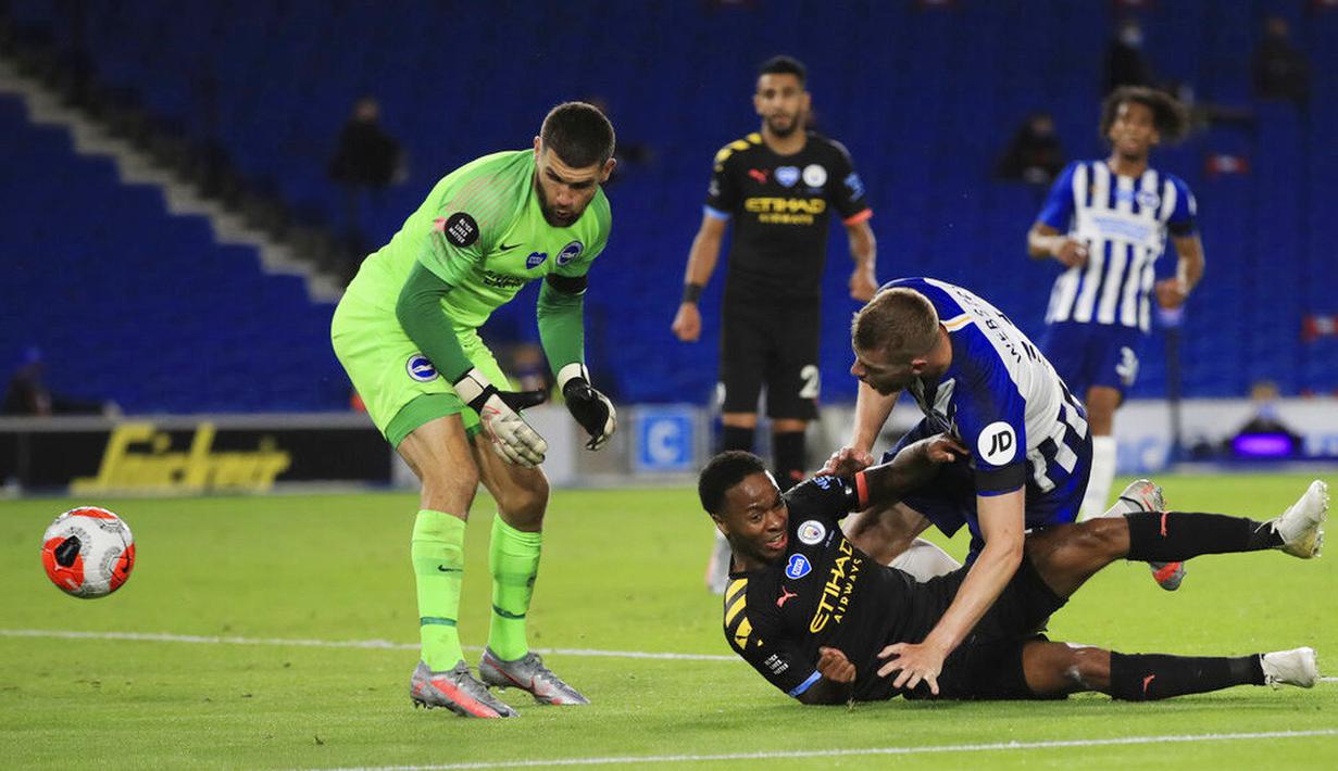 Pemain Manchester City, Raheem Sterling, mencetak gol ke gawang Brighton and Hove Albion pada laga Premier League di Stadion Falmer, Sabtu (11/7/2020). Manchester City menang 5-0. (Adam Davy/Pool via AP)