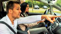 Wanita mengemudi mobil yang didampingi pria cenderung lebih sering kali merasa gugup dan panik. (Sky Insurance)