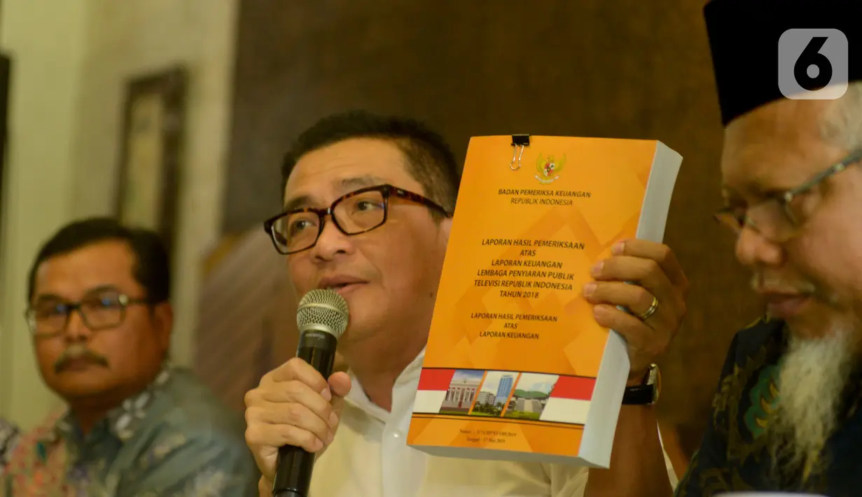 Helmy Yahya menunjukkan buku Laporan Hasil Pemeriksaan atas Laporan Keuangan dalam konferensi pers di Jakarta, Jumat (17/1/2020). Dewan Pengawas Lembaga Penyiaran Publik TVRI resmi memecat Direktur Utama Helmy Yahya melalui surat pemberhentian pada 16 Januari 2020. (merdeka.com/Imam Buhori)