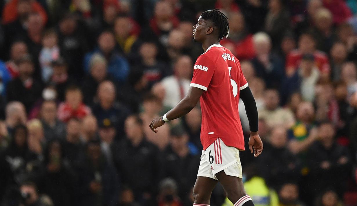 Paul Pogba. Gelandang Manchester United ini mendapat kartu merah langsung akibat pelanggaran keras terhadap Naby Keita di menit ke-60 saat menjamu Liverpool di pekan ke-9 Liga Inggris 2021/2022, 24 Oktober 2021. Skor akhir Manchester United kalah 0-5 dari Liverpool. (AFP/Oli Scarff)
