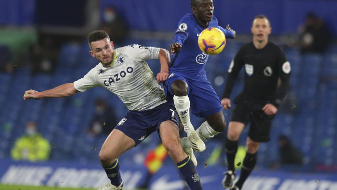 Gelandang Chelsea, Ngolo Kante berebut bola dengan pemain Aston Villa, John McGinn pada pertandingan lanjutan Liga Inggris di Stamford Bridge, London, Selasa (29/12/2020). Tambahan satu poin membuat Chelsea kini mengoleksi 26 angka dari 16 laga. (Catherine Ivill/Pool via AP)