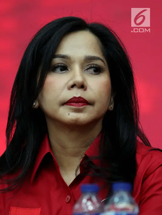 Artis IIS Sugiarto yang juga kader PDIP saat konferensi pers terkait perayaan 90 tahun Sumpah Pemuda, Jakarta, Selasa (23/10). Perayaan 90 tahun peringatan Sumpah Pemuda mengangkat tema 'Satu Indonesia Kita'. (Liputan6.com/Johan Tallo)